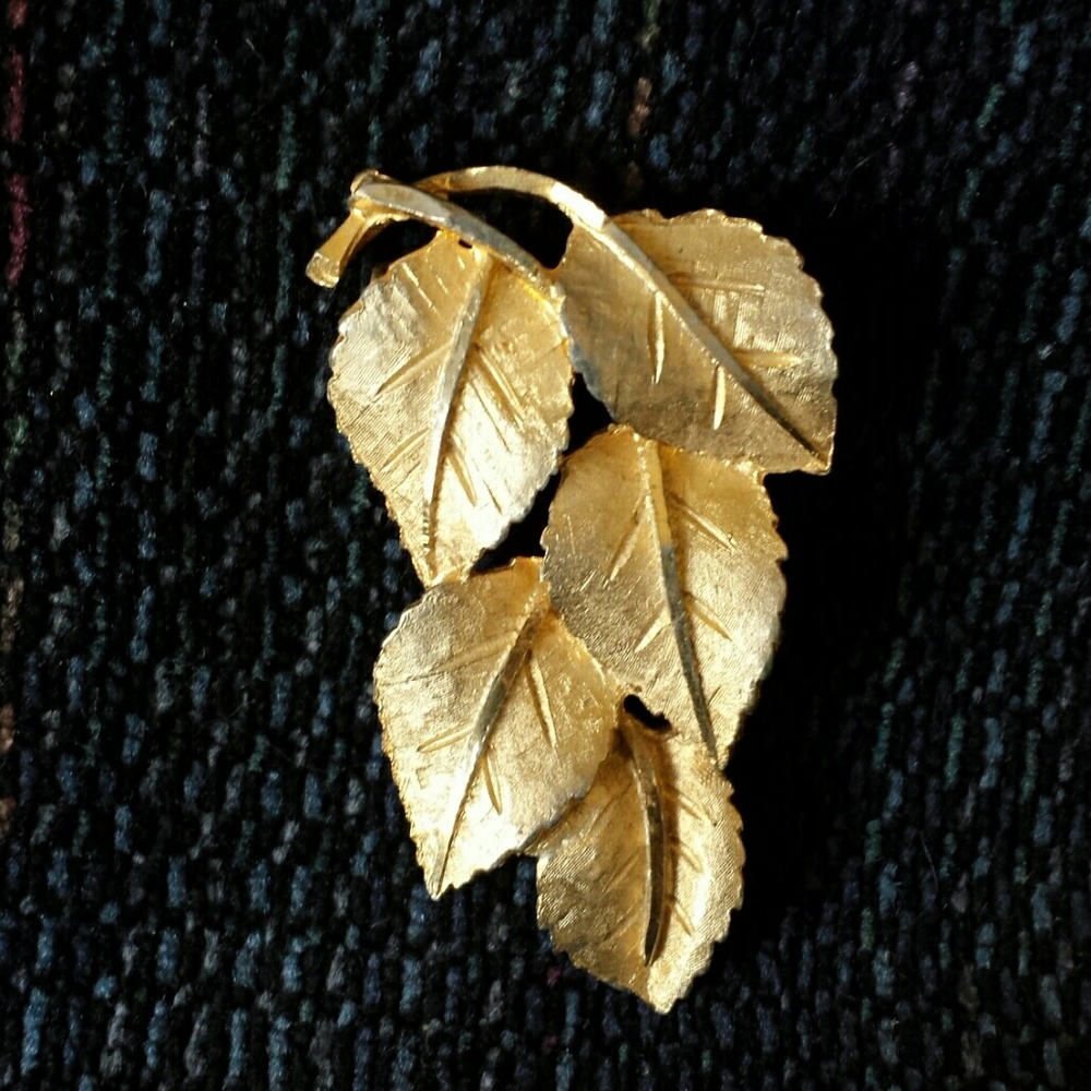 Brooch Leaf Cluster Gold-Tone 2" x 1 1/2" Costume